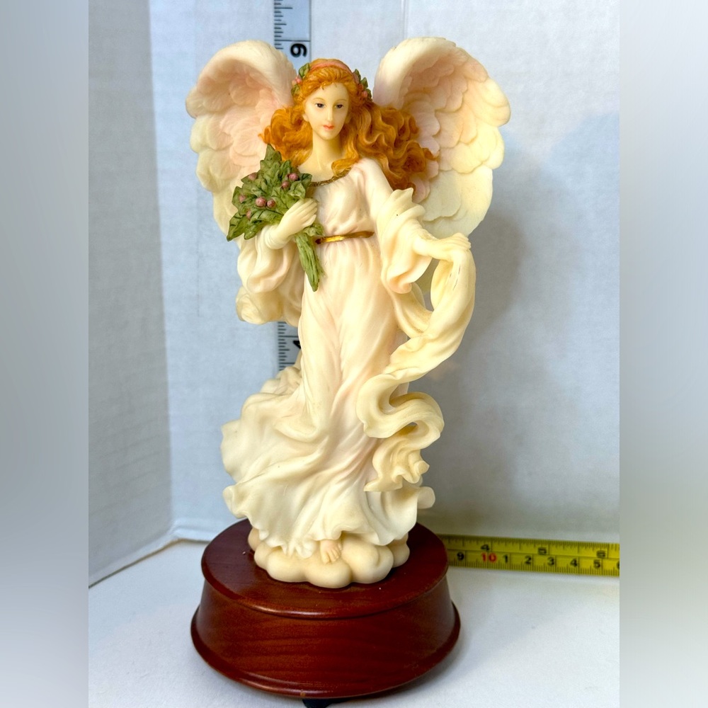 Musical angel “Noelle” 1997 Seraphin Classics by Roman plays The first Noel